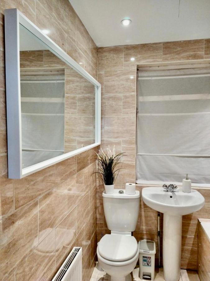 3 Cosy Homes Walking Distance To Mall With Parking Available To Book Separately 3 Bed House Or 1 Bed Apartment Or Studio Londres Exterior foto