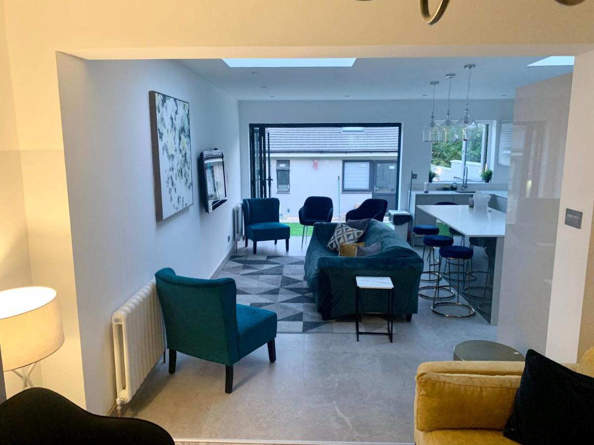 3 Cosy Homes Walking Distance To Mall With Parking Available To Book Separately 3 Bed House Or 1 Bed Apartment Or Studio Londres Exterior foto