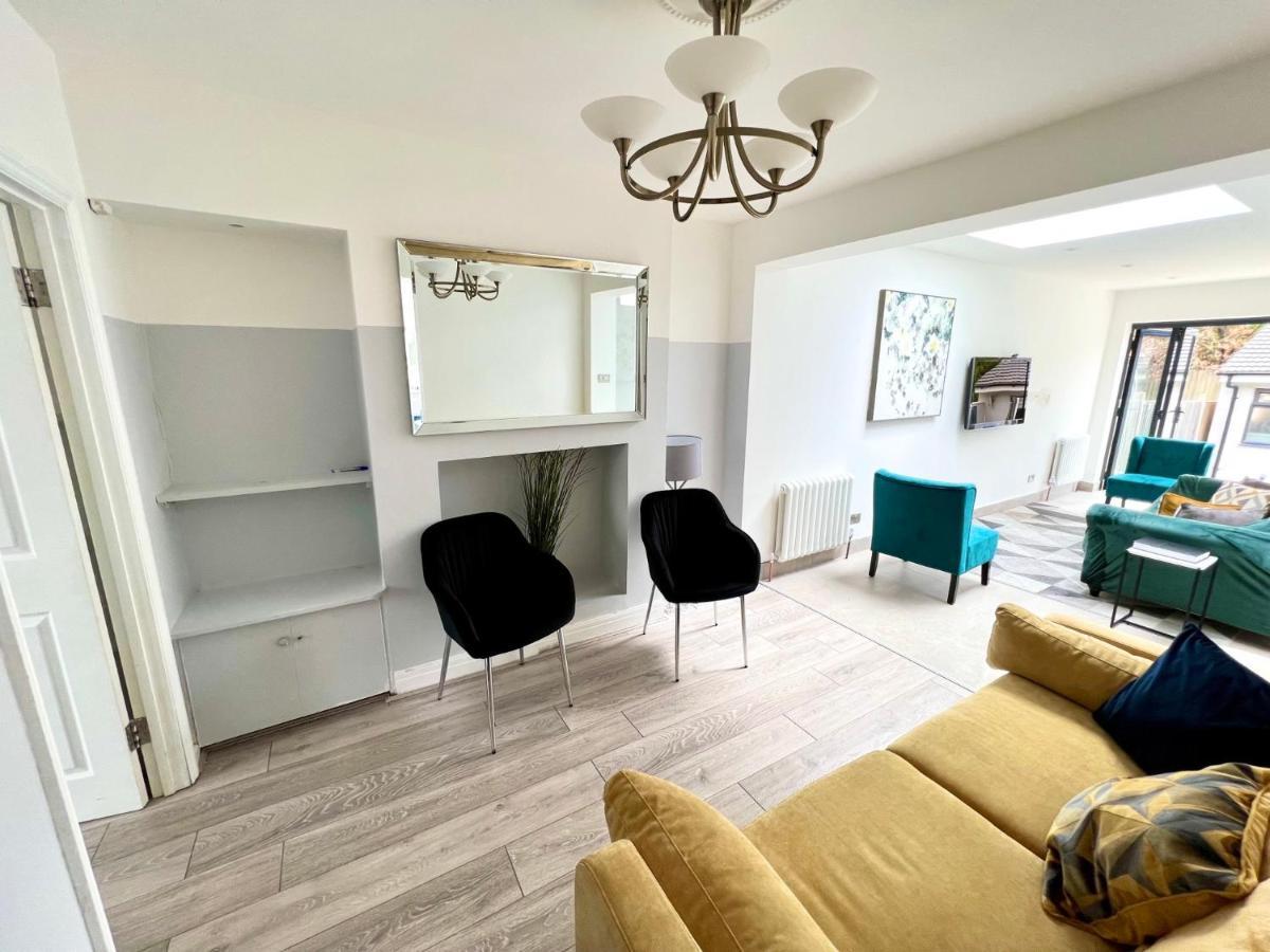 3 Cosy Homes Walking Distance To Mall With Parking Available To Book Separately 3 Bed House Or 1 Bed Apartment Or Studio Londres Exterior foto