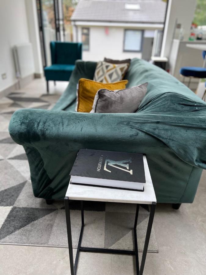 3 Cosy Homes Walking Distance To Mall With Parking Available To Book Separately 3 Bed House Or 1 Bed Apartment Or Studio Londres Exterior foto