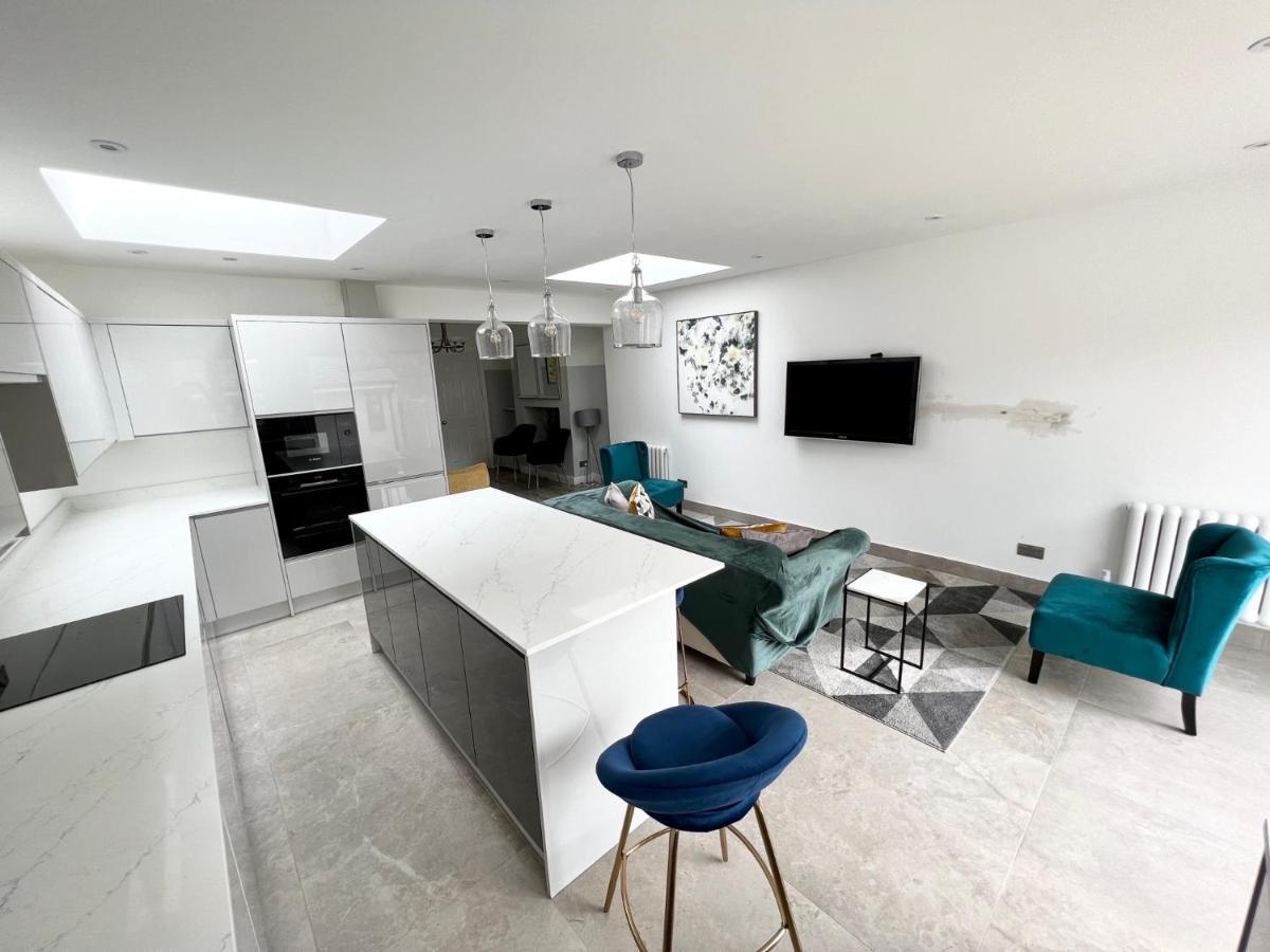 3 Cosy Homes Walking Distance To Mall With Parking Available To Book Separately 3 Bed House Or 1 Bed Apartment Or Studio Londres Exterior foto