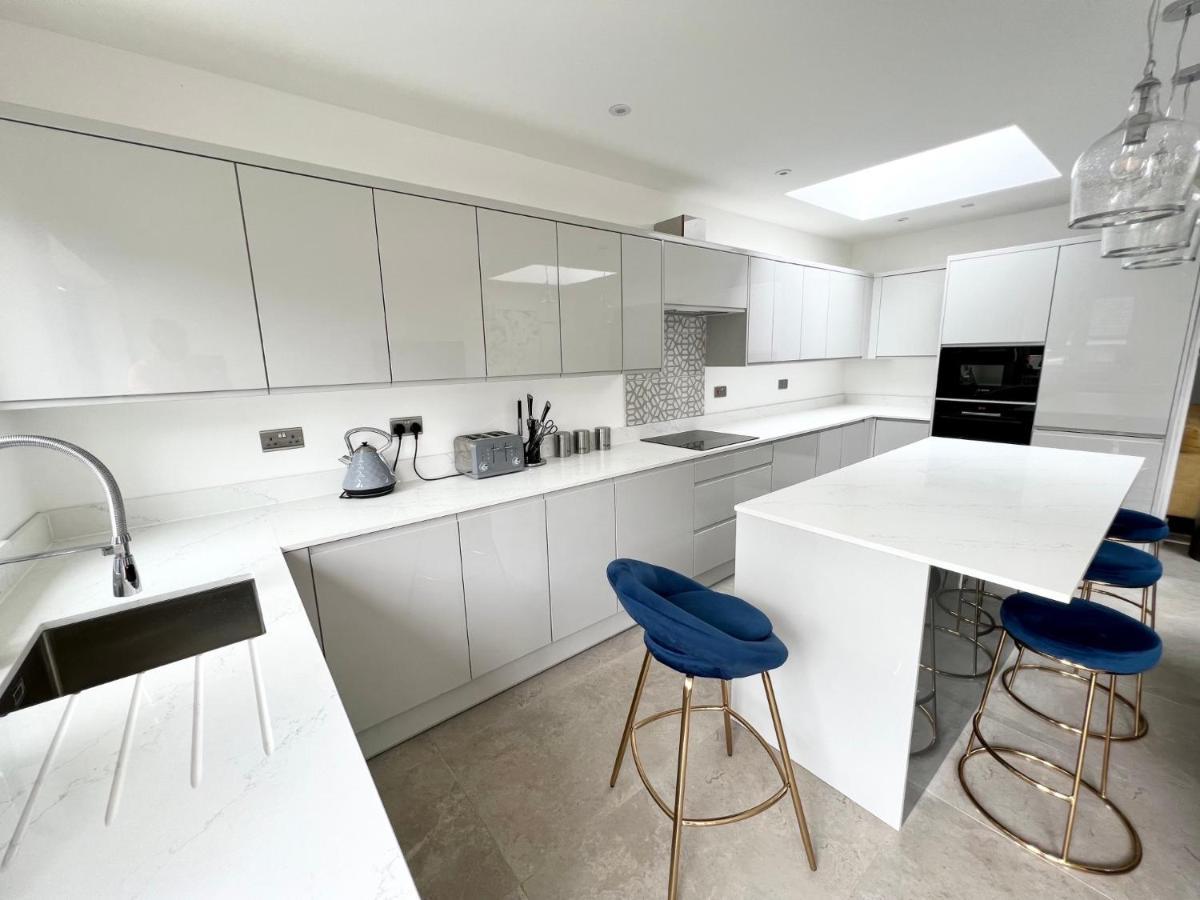 3 Cosy Homes Walking Distance To Mall With Parking Available To Book Separately 3 Bed House Or 1 Bed Apartment Or Studio Londres Exterior foto