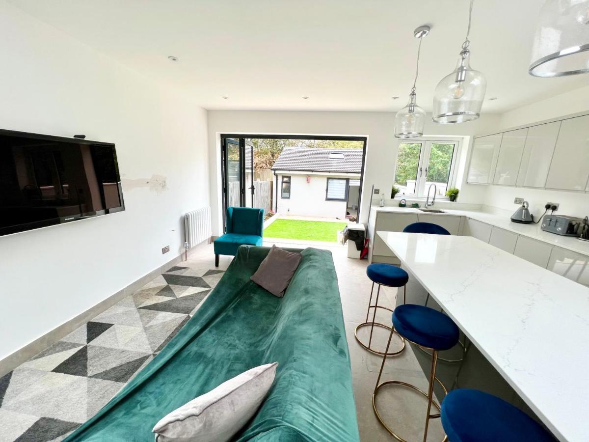 3 Cosy Homes Walking Distance To Mall With Parking Available To Book Separately 3 Bed House Or 1 Bed Apartment Or Studio Londres Exterior foto