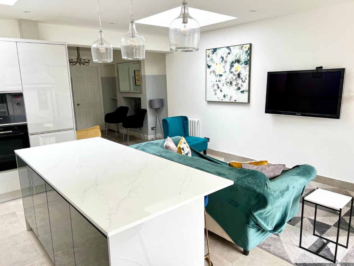 3 Cosy Homes Walking Distance To Mall With Parking Available To Book Separately 3 Bed House Or 1 Bed Apartment Or Studio Londres Exterior foto