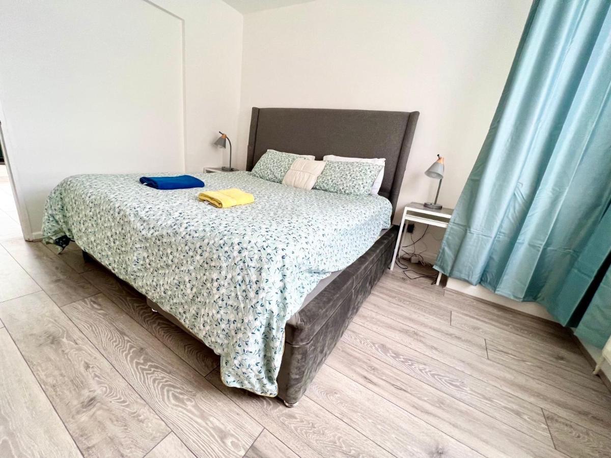 3 Cosy Homes Walking Distance To Mall With Parking Available To Book Separately 3 Bed House Or 1 Bed Apartment Or Studio Londres Exterior foto