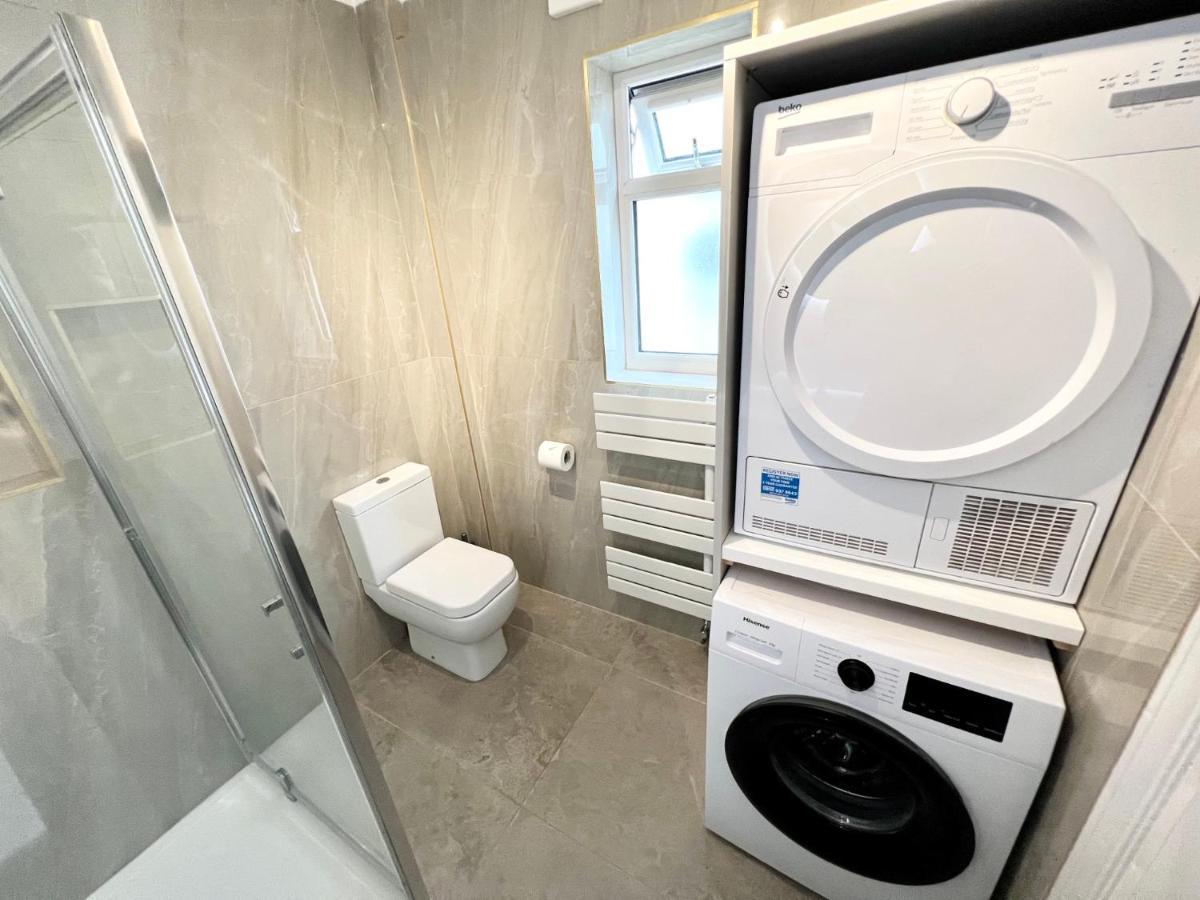 3 Cosy Homes Walking Distance To Mall With Parking Available To Book Separately 3 Bed House Or 1 Bed Apartment Or Studio Londres Exterior foto