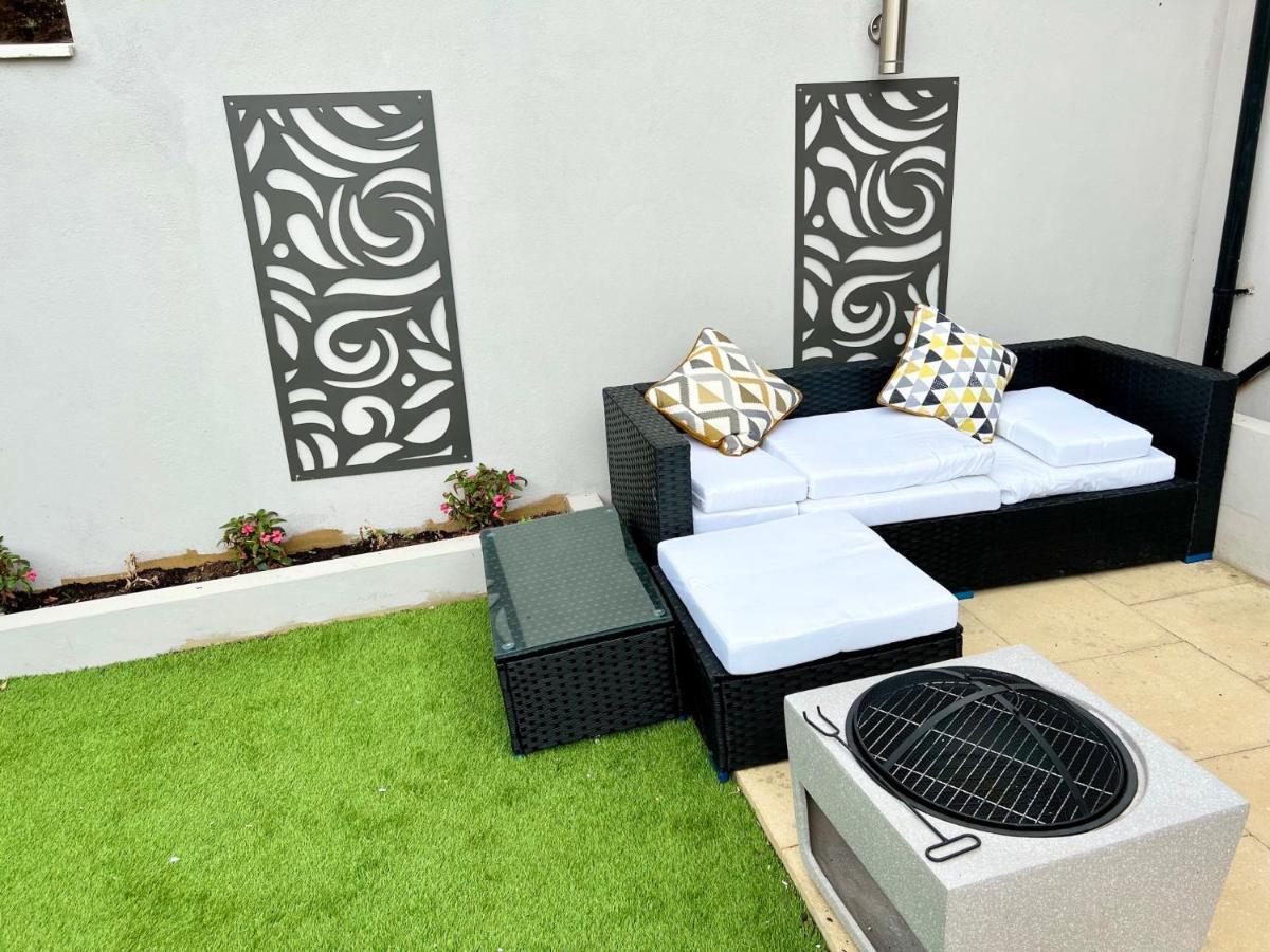 3 Cosy Homes Walking Distance To Mall With Parking Available To Book Separately 3 Bed House Or 1 Bed Apartment Or Studio Londres Exterior foto