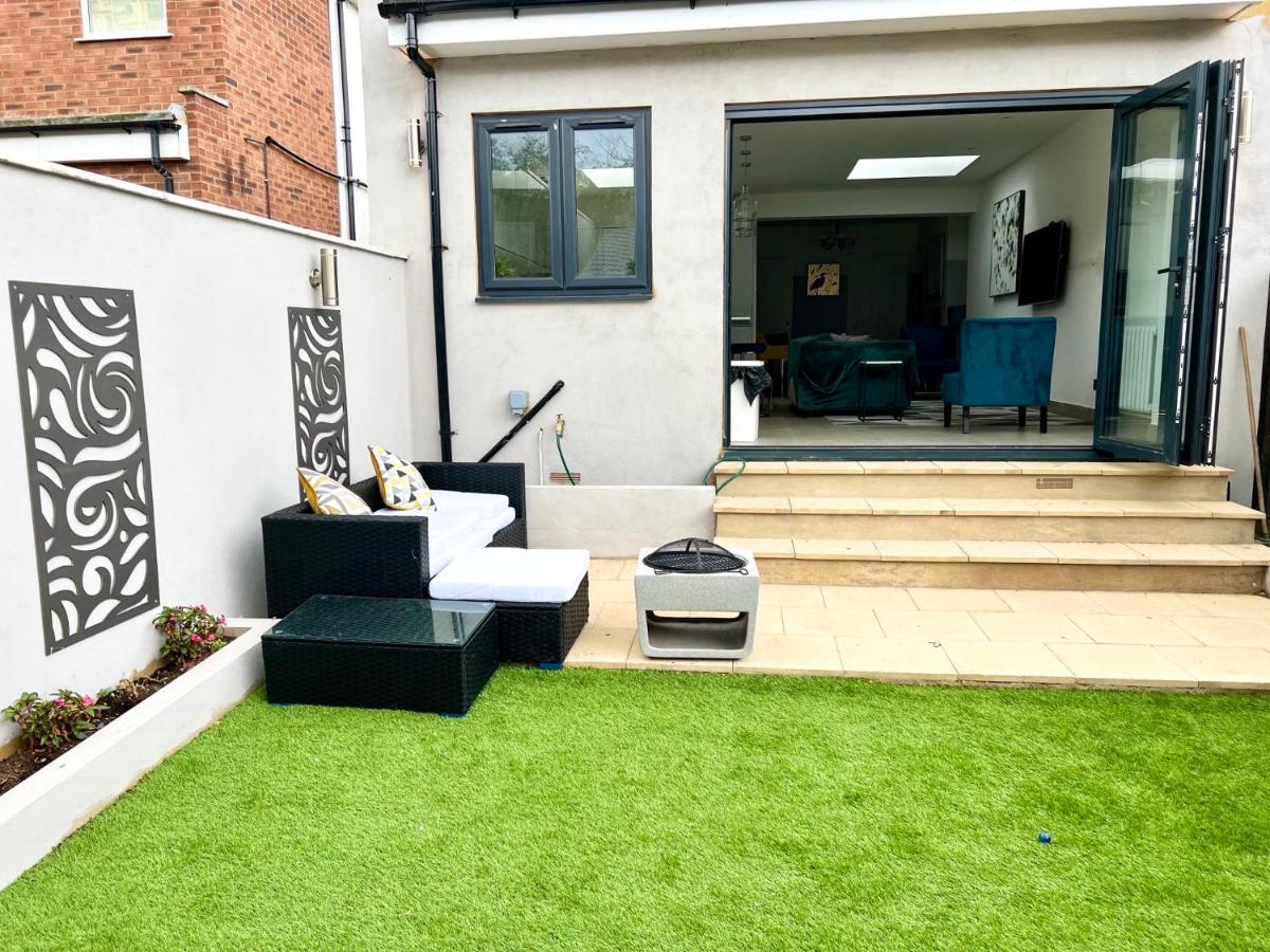 3 Cosy Homes Walking Distance To Mall With Parking Available To Book Separately 3 Bed House Or 1 Bed Apartment Or Studio Londres Exterior foto