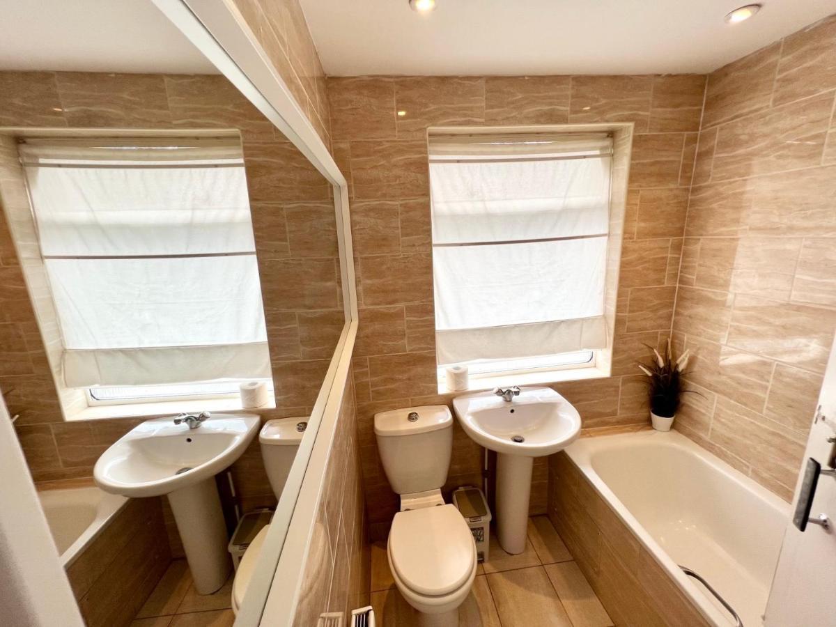 3 Cosy Homes Walking Distance To Mall With Parking Available To Book Separately 3 Bed House Or 1 Bed Apartment Or Studio Londres Exterior foto