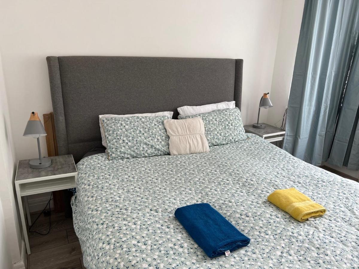 3 Cosy Homes Walking Distance To Mall With Parking Available To Book Separately 3 Bed House Or 1 Bed Apartment Or Studio Londres Exterior foto