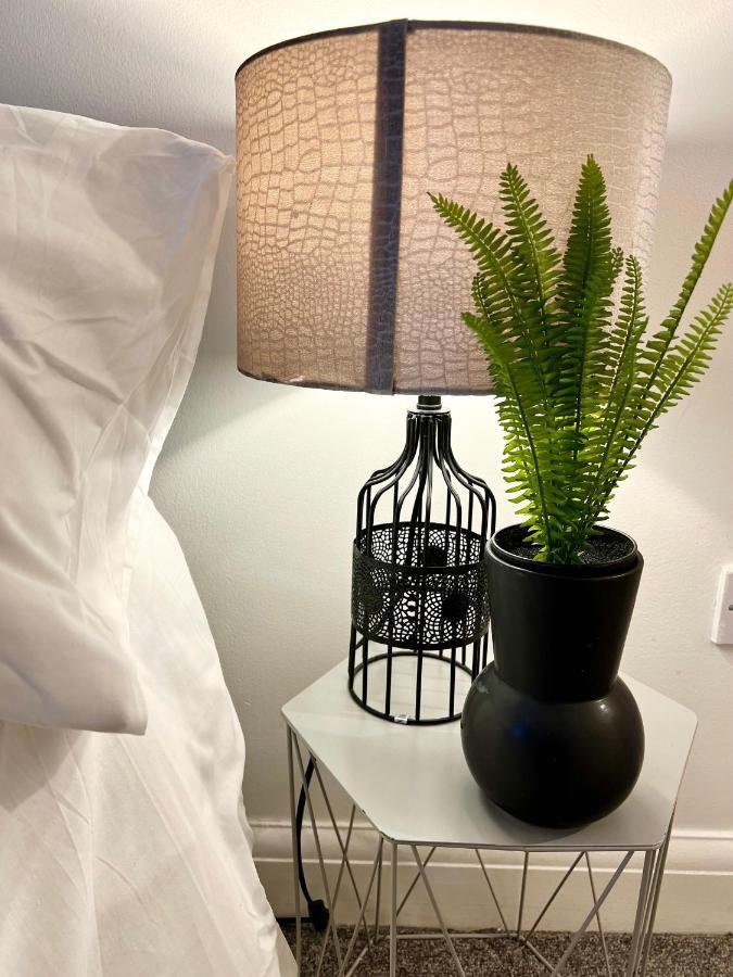 3 Cosy Homes Walking Distance To Mall With Parking Available To Book Separately 3 Bed House Or 1 Bed Apartment Or Studio Londres Exterior foto