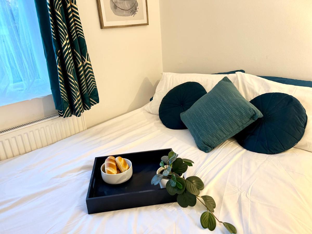 3 Cosy Homes Walking Distance To Mall With Parking Available To Book Separately 3 Bed House Or 1 Bed Apartment Or Studio Londres Exterior foto