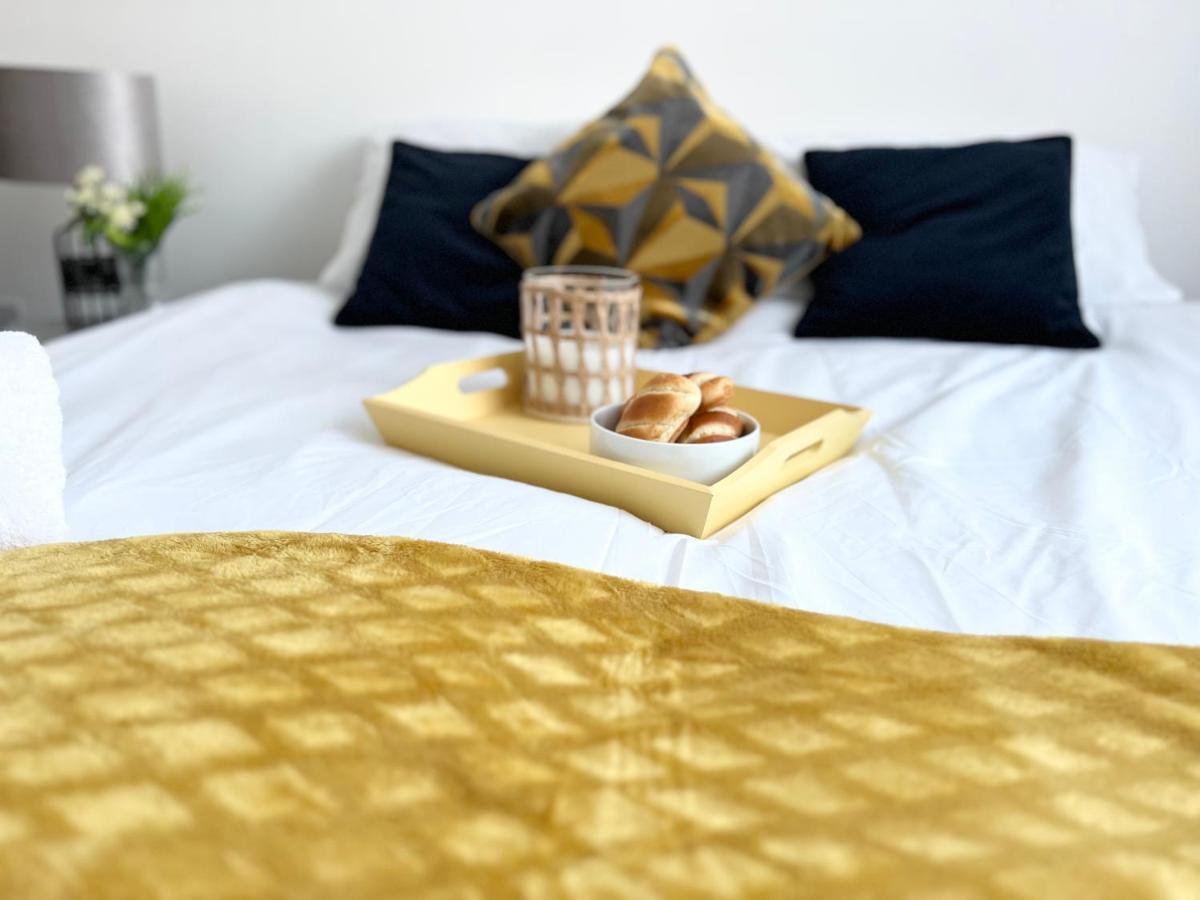 3 Cosy Homes Walking Distance To Mall With Parking Available To Book Separately 3 Bed House Or 1 Bed Apartment Or Studio Londres Exterior foto