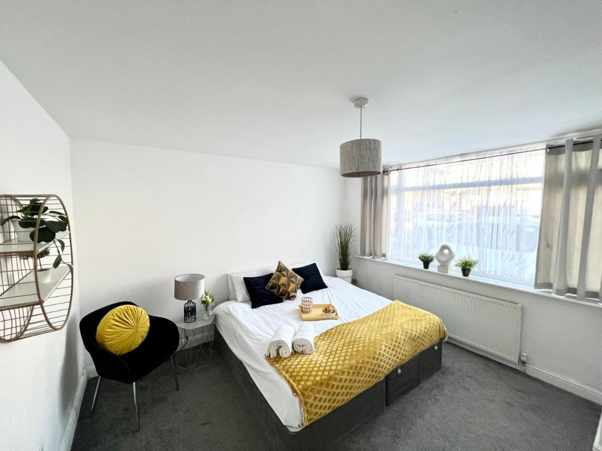 3 Cosy Homes Walking Distance To Mall With Parking Available To Book Separately 3 Bed House Or 1 Bed Apartment Or Studio Londres Exterior foto