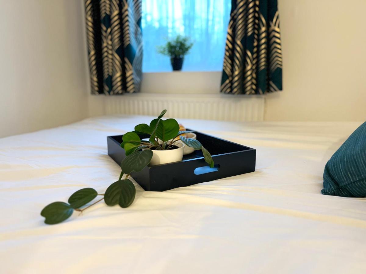 3 Cosy Homes Walking Distance To Mall With Parking Available To Book Separately 3 Bed House Or 1 Bed Apartment Or Studio Londres Exterior foto