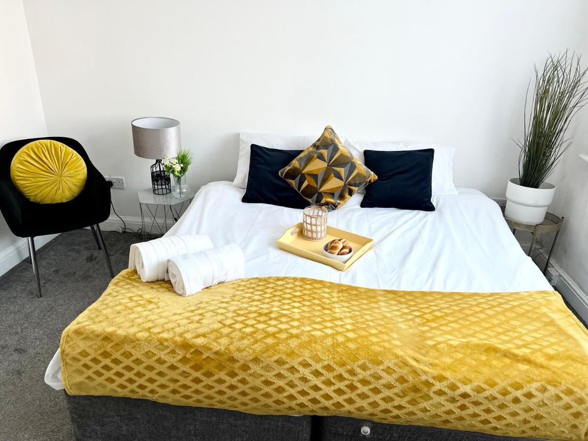 3 Cosy Homes Walking Distance To Mall With Parking Available To Book Separately 3 Bed House Or 1 Bed Apartment Or Studio Londres Exterior foto