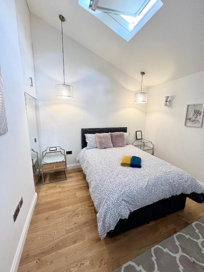 3 Cosy Homes Walking Distance To Mall With Parking Available To Book Separately 3 Bed House Or 1 Bed Apartment Or Studio Londres Exterior foto