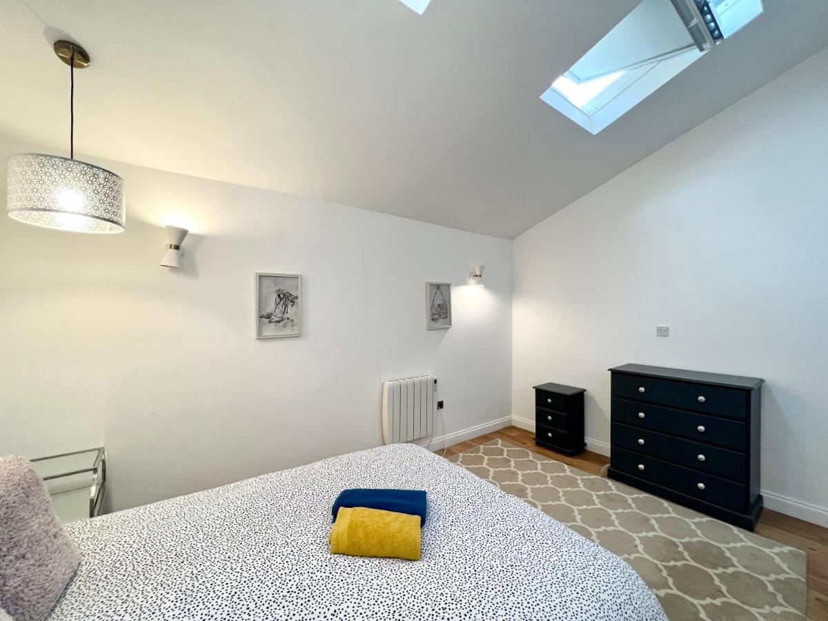 3 Cosy Homes Walking Distance To Mall With Parking Available To Book Separately 3 Bed House Or 1 Bed Apartment Or Studio Londres Exterior foto