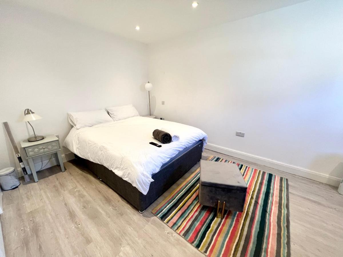 3 Cosy Homes Walking Distance To Mall With Parking Available To Book Separately 3 Bed House Or 1 Bed Apartment Or Studio Londres Exterior foto