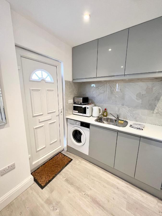 3 Cosy Homes Walking Distance To Mall With Parking Available To Book Separately 3 Bed House Or 1 Bed Apartment Or Studio Londres Exterior foto