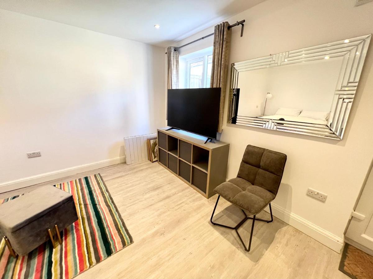 3 Cosy Homes Walking Distance To Mall With Parking Available To Book Separately 3 Bed House Or 1 Bed Apartment Or Studio Londres Exterior foto