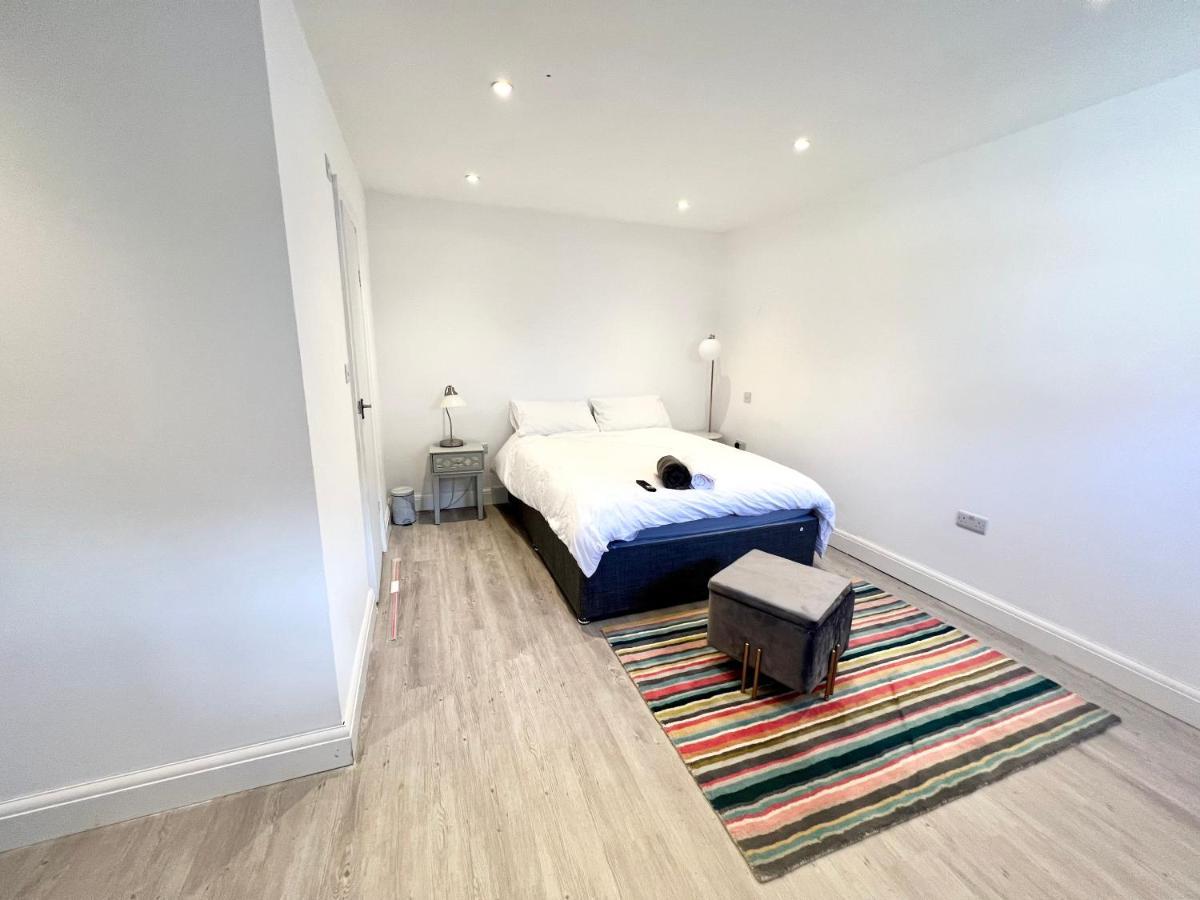 3 Cosy Homes Walking Distance To Mall With Parking Available To Book Separately 3 Bed House Or 1 Bed Apartment Or Studio Londres Exterior foto